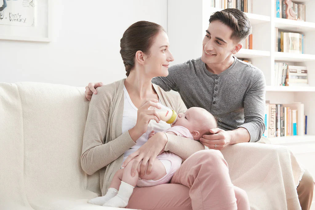 Breastfeeding vs. Bottle-Feeding: A Complete Guide for New Moms