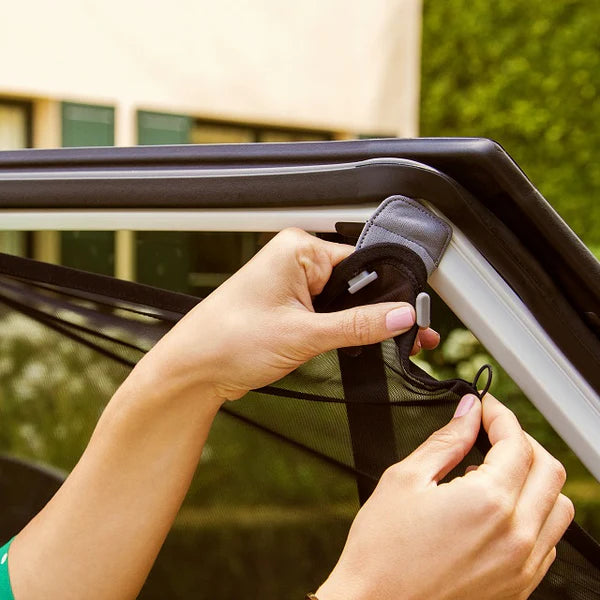 Munchkin Magnetic Stretch-To-Fit Sun Shade